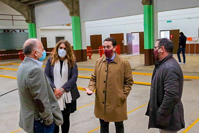 El Alcalde de Benavente con director de la gerencia asistencial de enfermería en el recinto ferial para estudiar el traslado de las pruebas COVID (Noviembre 2020): Ayuntamiento de Benavente