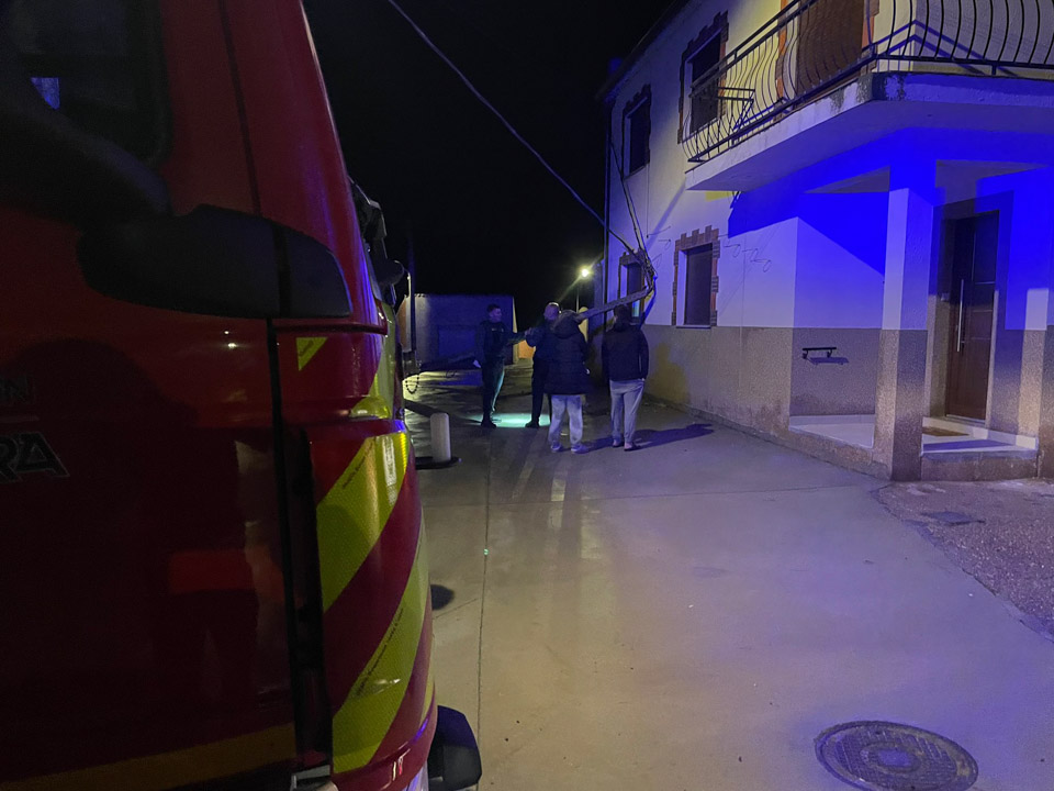 La caída de un poste eléctrico contra una vivienda  moviliza a Bomberos y Guardia Civil en Castrogonzalo