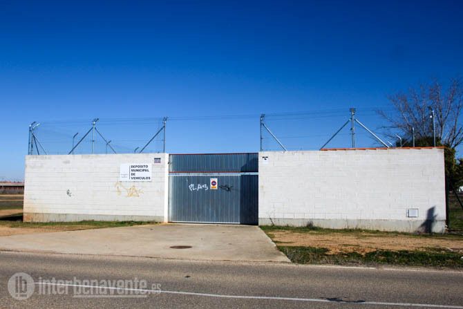 Trece vehículos del depósito de Benavente trasladados al centro autorizado de tratamiento para su destrucción y descontaminación