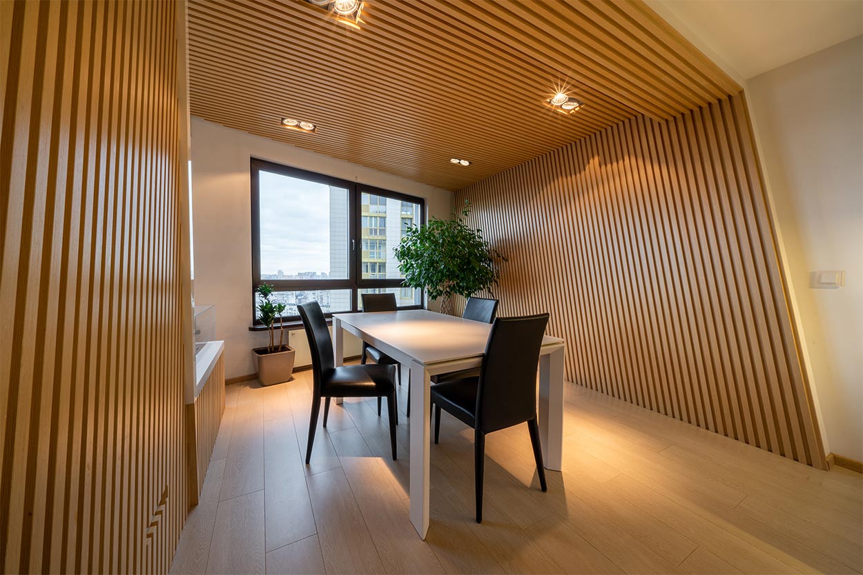 Interiorismo con carácter: madera, molduras y luz para una casa que parece de revista