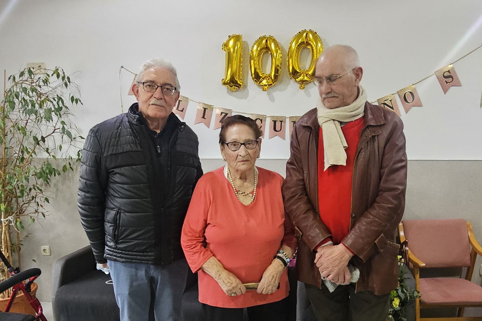 Friera y Santa Cristina se unen para homenajear a Manuela, su vecina centenaria