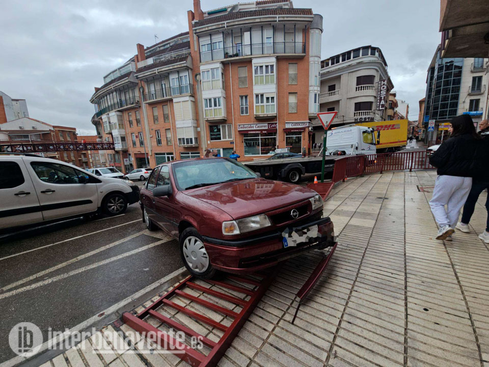 Un hombre de 63 a&ntilde;os colisiona su veh&iacute;culo contra la valla en la Avenida Maragatos