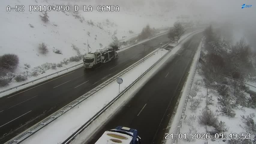 Nivel verde en la A-52 y la A 6; comienzan a circular los camiones tras la nieve