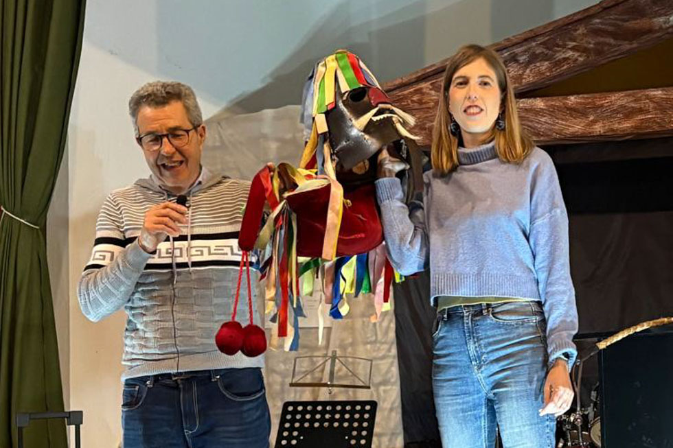 Celedonio Pérez acerca la tradición de las mascaradas zamoranas al alumnado del IES Los Sauces