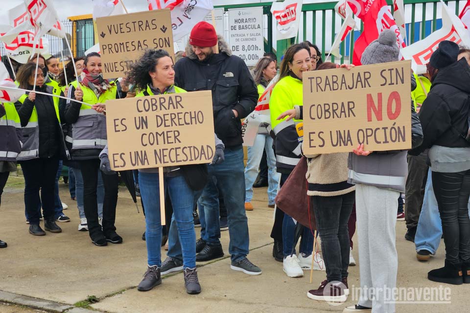 Los trabajadores de LOSAN en Villabr&aacute;zaro se unen a la concentraci&oacute;n frente al Ministerio de Hacienda el 5 de febrero