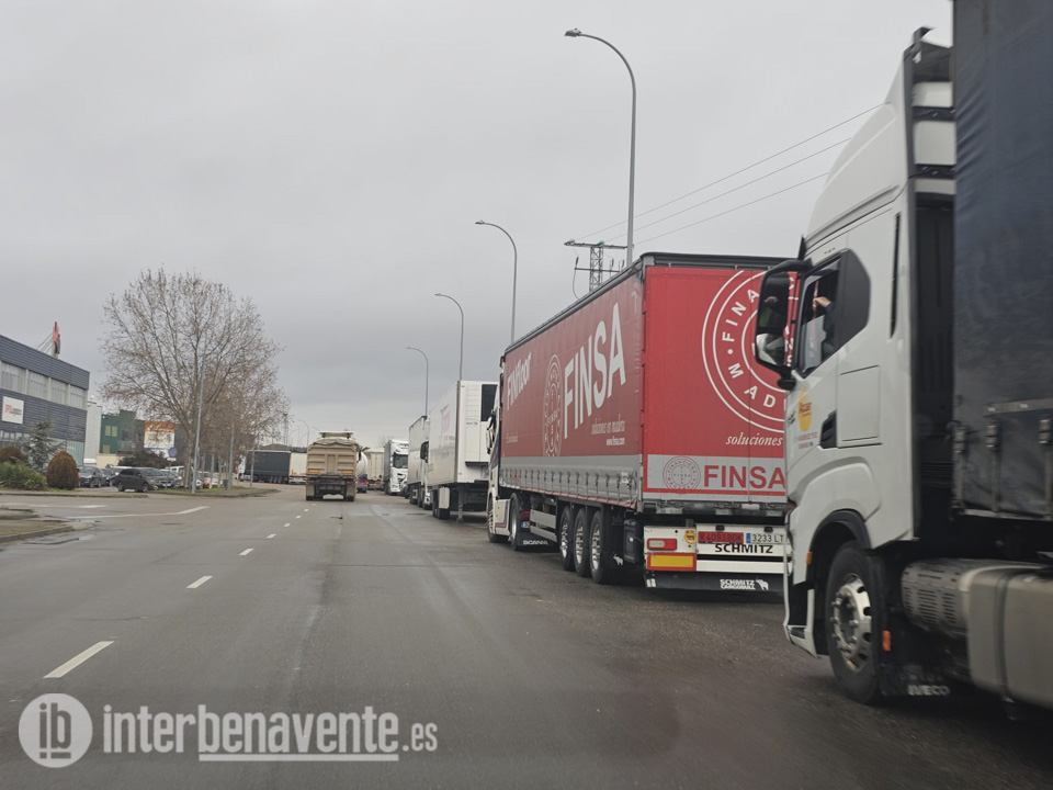 El Centro de Transportes de Benavente embolsa 250 camiones debido a la nieve en la A-6, A-52 y N-525