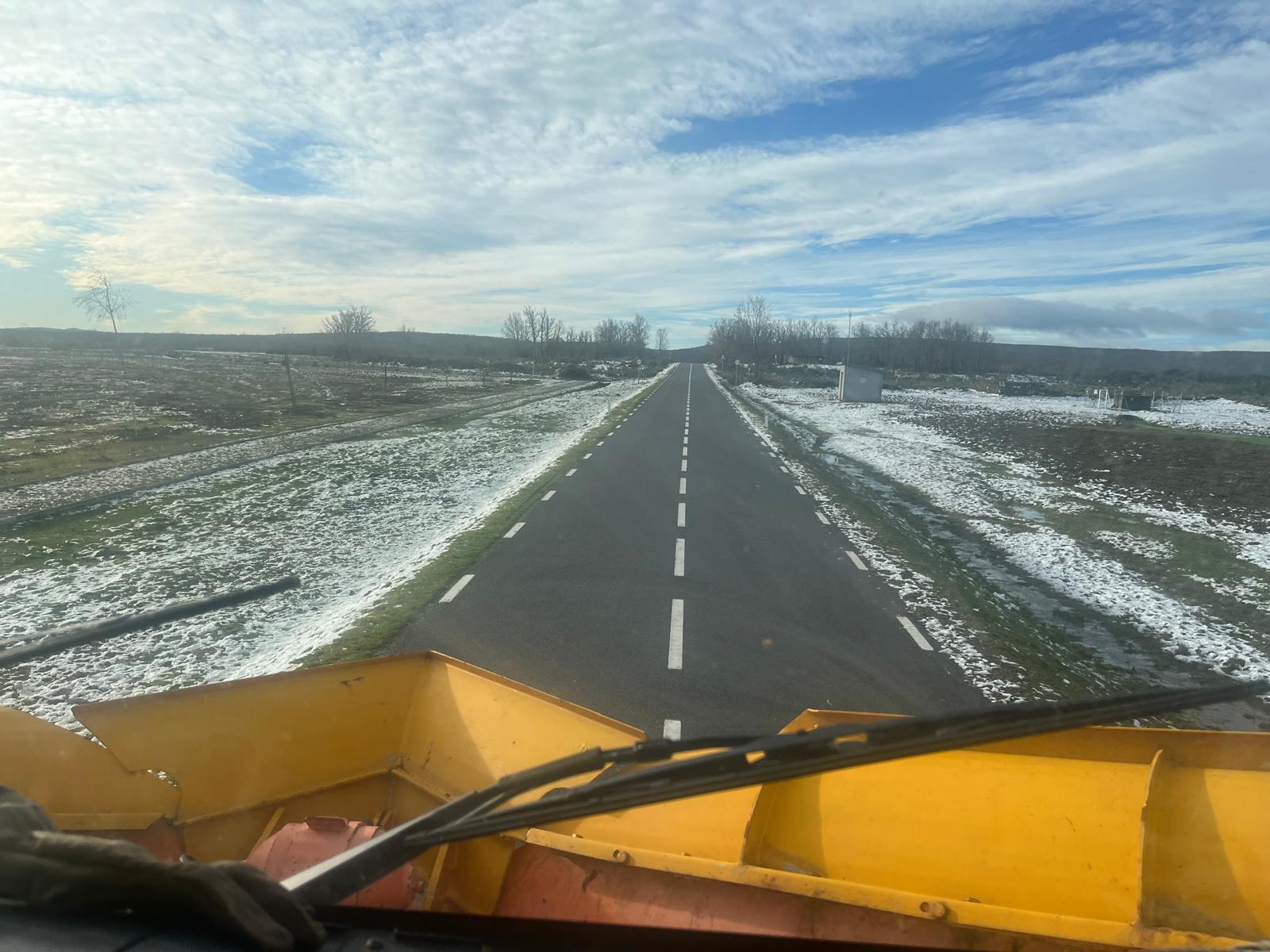 La Diputación de Zamora despeja la nieve de las carreteras provinciales de Sanabria y La Carballeda