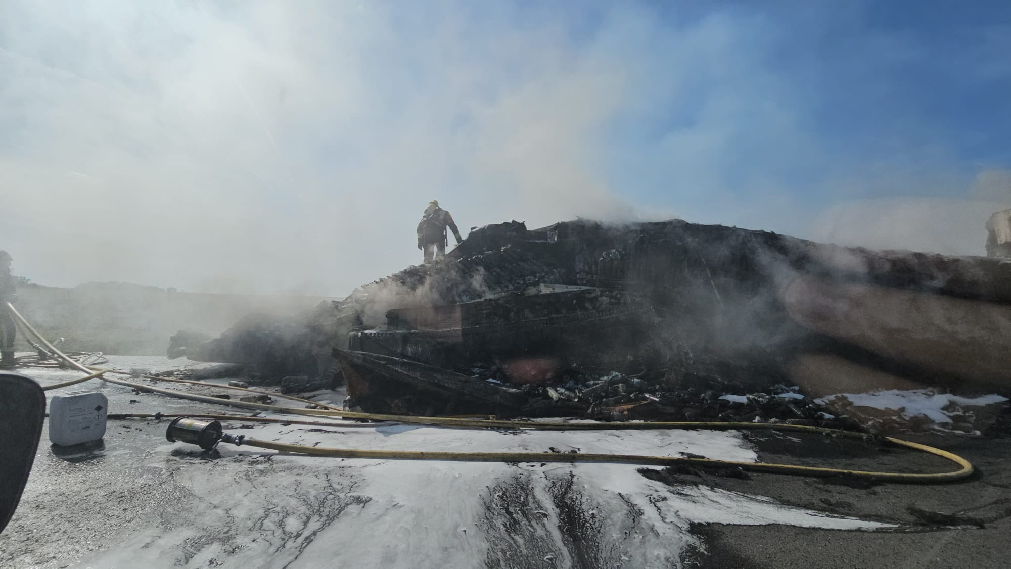 Reducido a cenizas el cami&oacute;n incendiado en la A-6 direcci&oacute;n Madrid