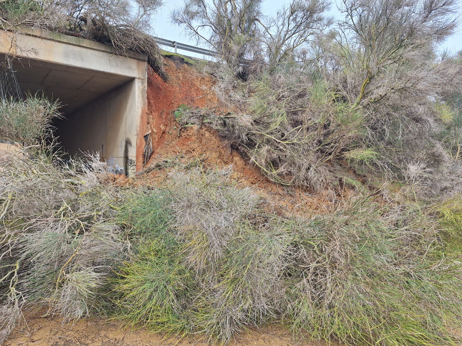 Las lluvias desprenden una zapata y aleta de la A-52 a su paso por Manganeses de la Polvorosa