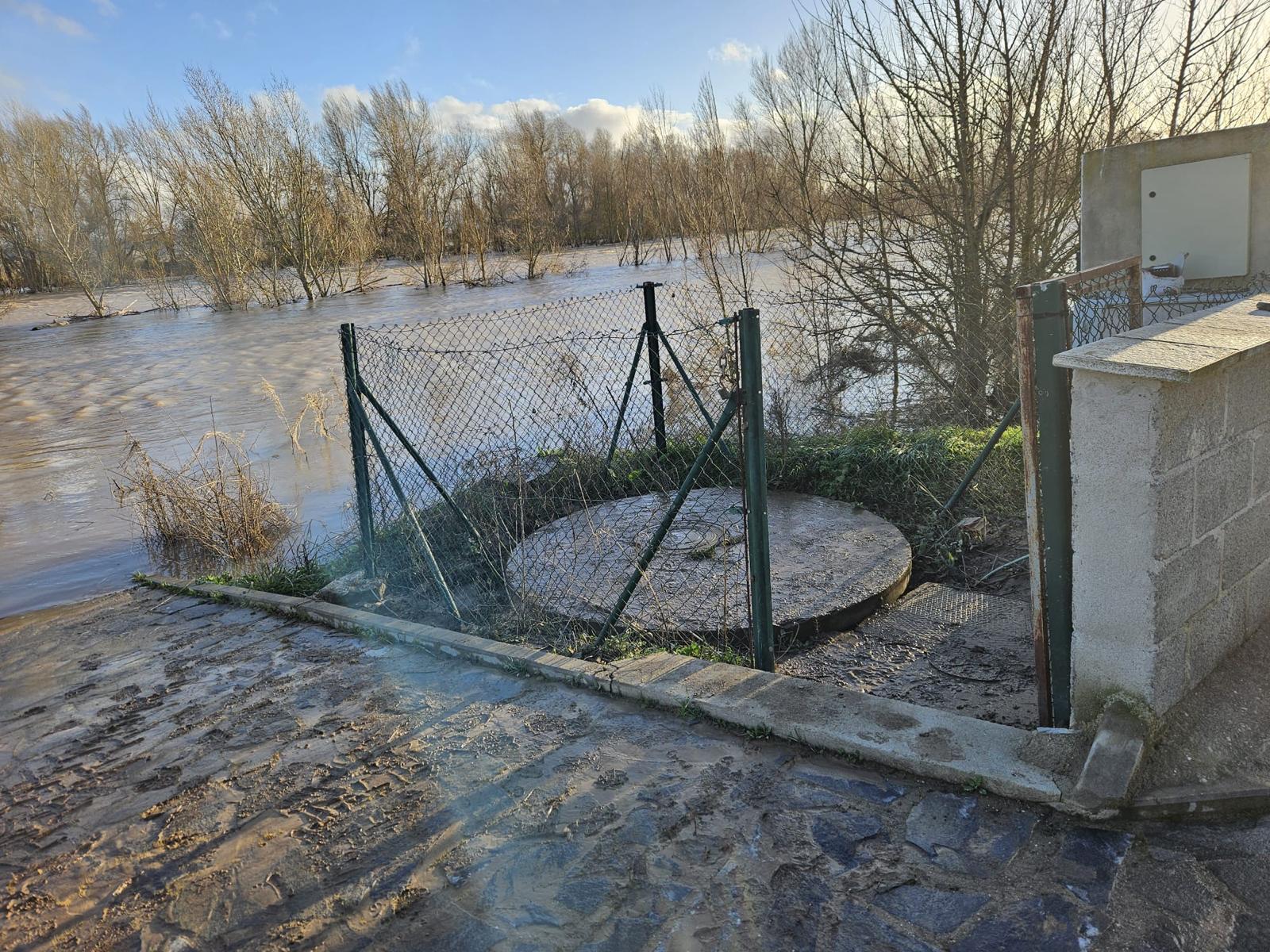 La Diputación de Zamora mantiene el suministro de agua embotellada al Ayuntamiento de Fresno mientras se estabiliza el abastecimiento