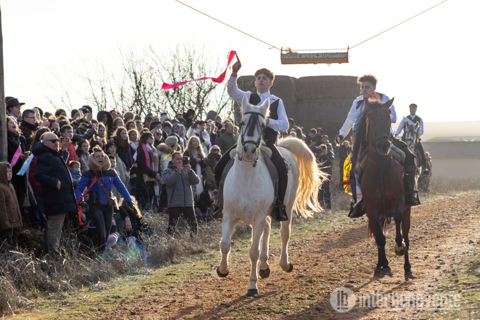Emoci&oacute;n al galope en la carrera de cintas de los Quintos de Fuentes de Ropel