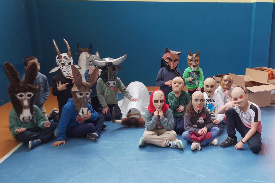La mascarada del Toro de Carnaval de Morales de Valverde se cuela en las aulas del CEIP Fernando II
