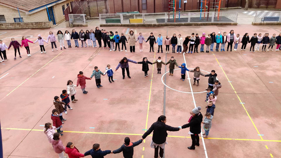El CEIP Buenos Aires canta y baila “Alto el fuego” en su celebración del Día de la Paz