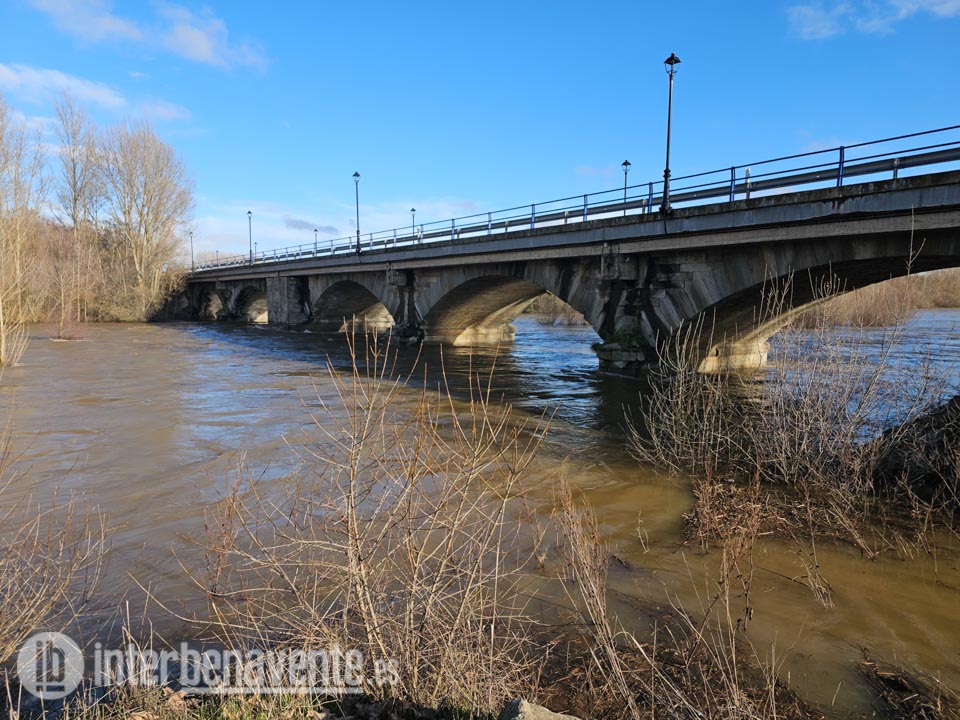 El río Órbigo se resiste a bajar de nivel y mantiene la alerta roja en Manganeses y Santa Cristina de la Polvorosa