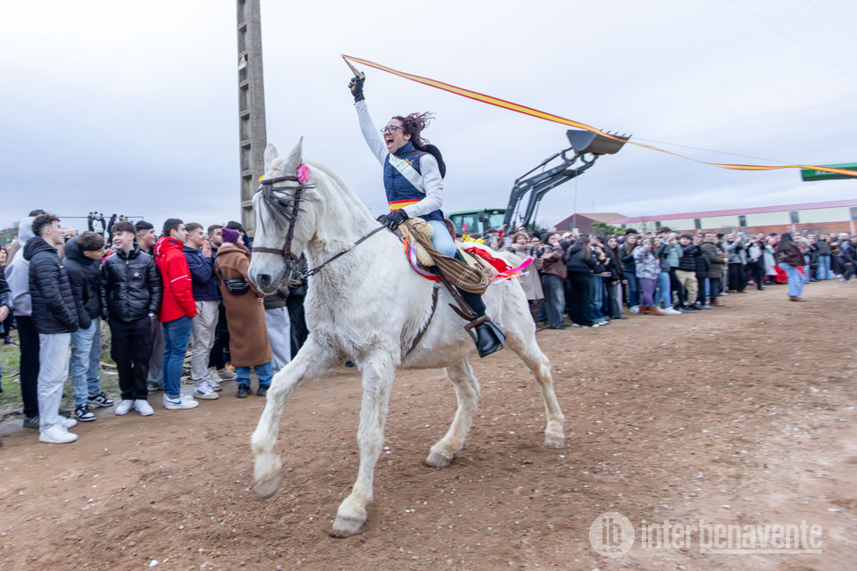 San Crist&oacute;bal de Entrevi&ntilde;as galopa con fuerza en la tradicional carrera de cintas de los Quintos