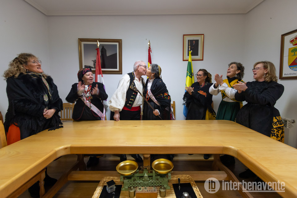 La &Aacute;gueda Mayor de Santa Cristina de la Polvorosa recibe el bast&oacute;n de mando y el beso del Alcalde