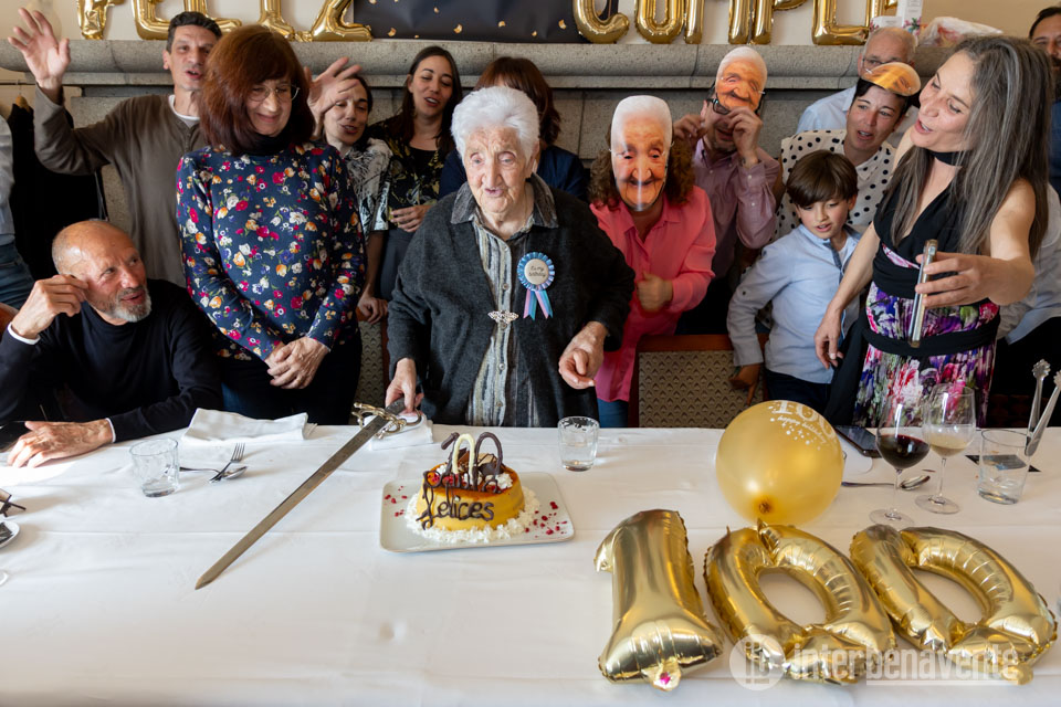 Paula celebra su 100 cumplea&ntilde;os rodeada del cari&ntilde;o de una familia muy divertida