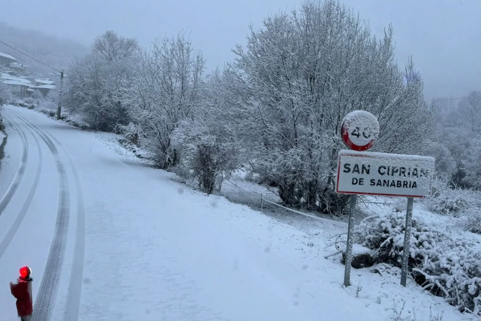 El temporal complica la circulación en Sanabria y activa el operativo invernal de la Diputación