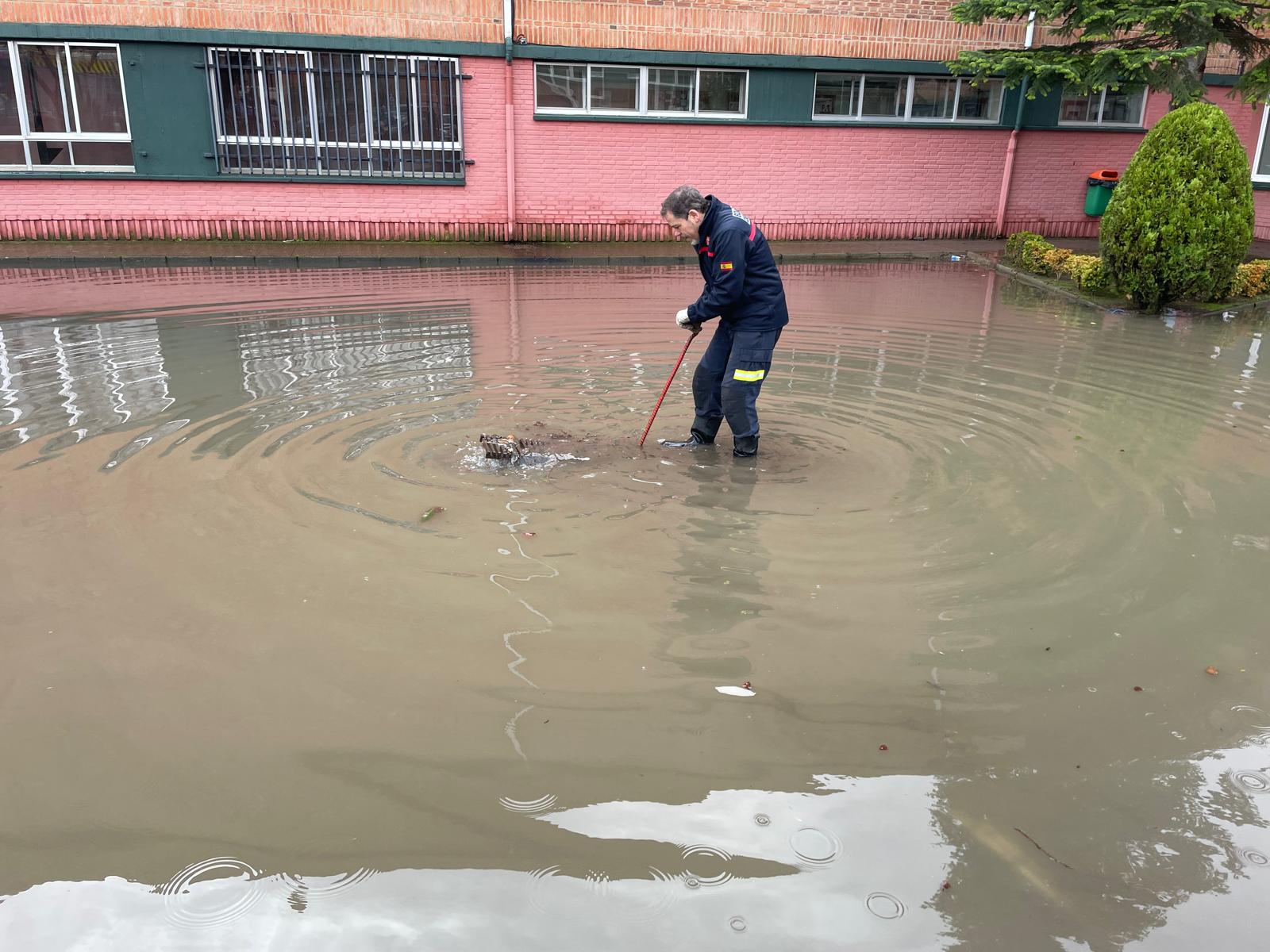 Los Bomberos de Benavente evacuan el agua que inundaba el patio del IES Los Sauces