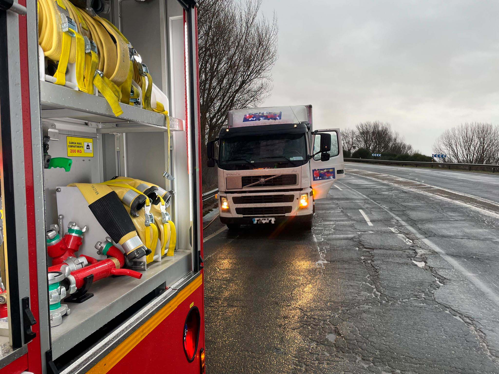Una avería en el sistema de frenado de un camión en la A-6 obliga a intervenir a los Bomberos de Benavente