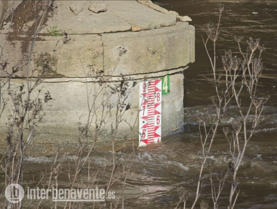 El Órbigo baja a nivel naranja en Santa Cristina y Manganeses de la Polvorosa