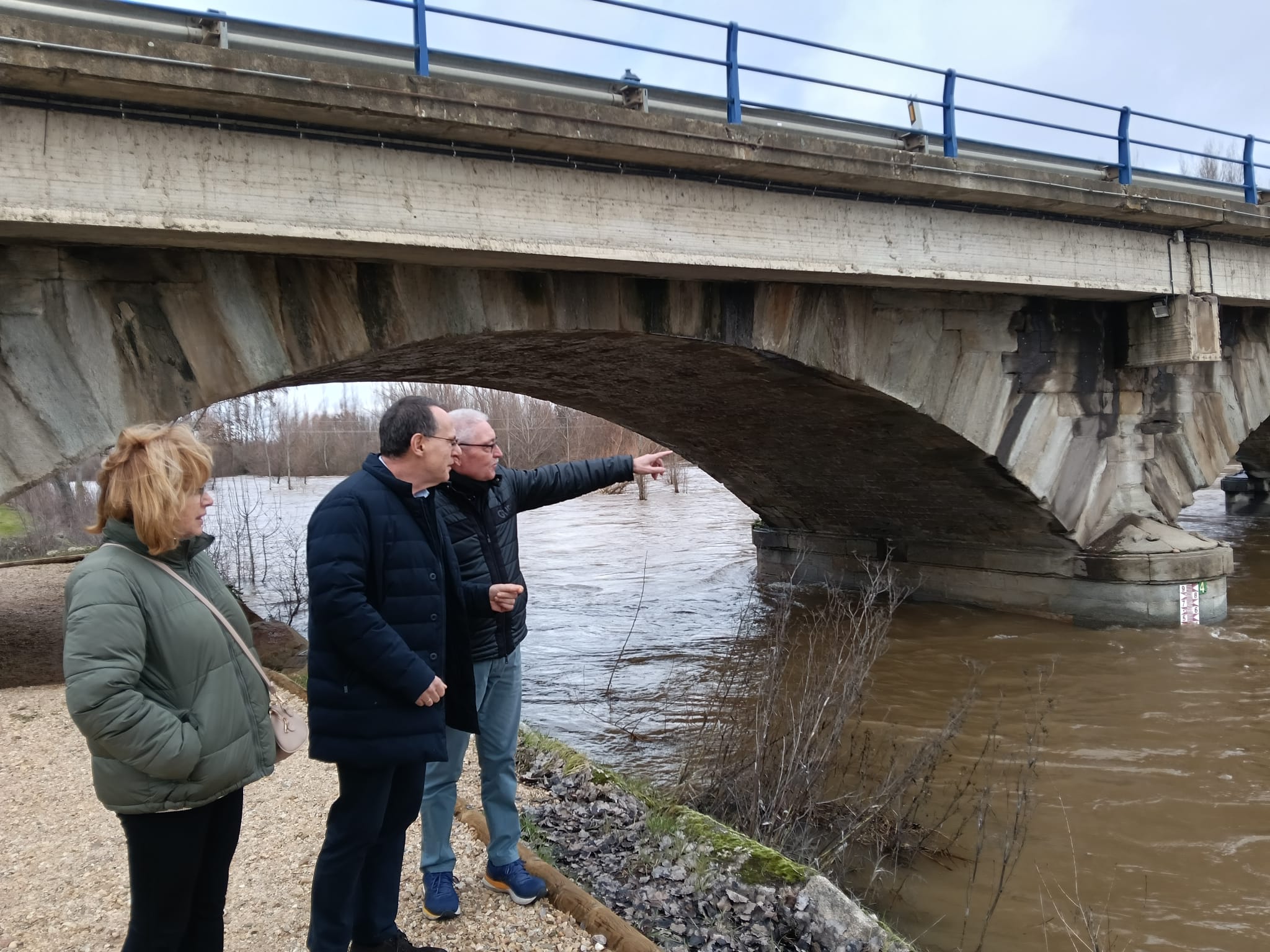 Subdelegación del Gobierno pide extremar las precauciones ante un río Órbigo que continúa en nivel rojo en Santa Cristina y Manganeses de la Polvorosa