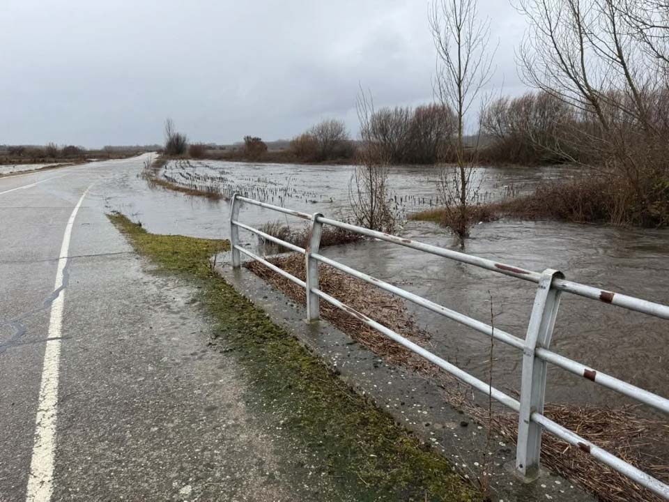 Cortadas varias carreteras de la zona del Tera por el desbordamiento del río Castrón