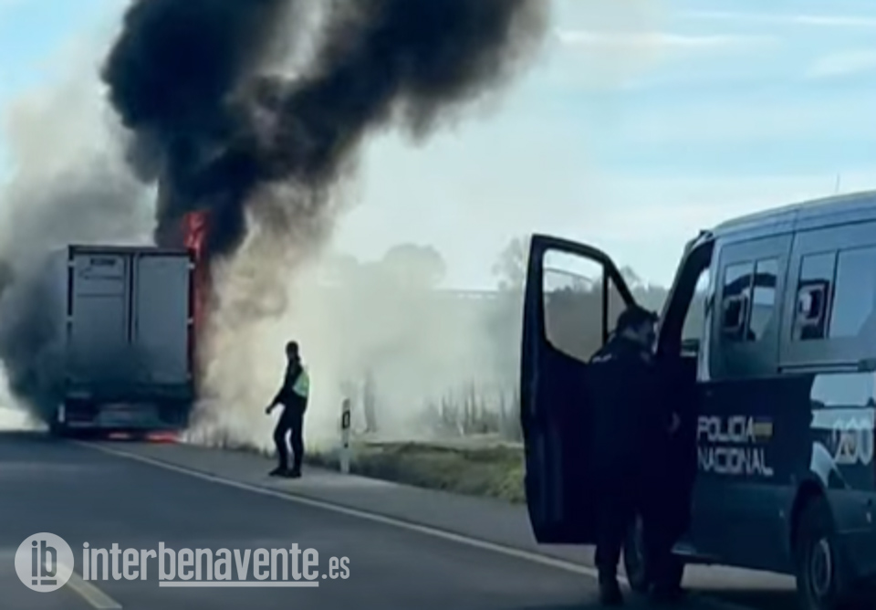 El incendio de un camión condiciona el tráfico en la A-6 dirección Madrid