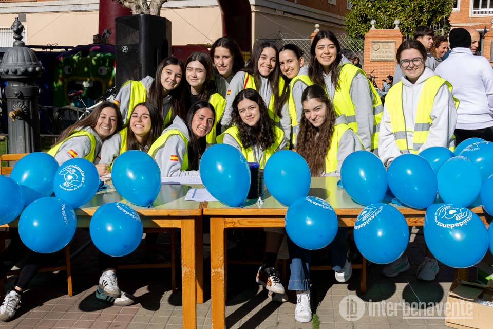 La VIII Marcha Cicloturista Solidaria del San Vicente de Paúl reúne a las familias en una tarde soleada y con buen ambiente