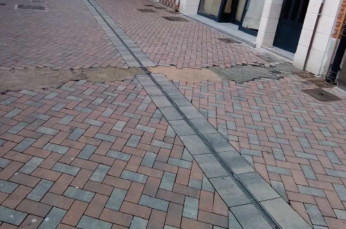 El Ayuntamiento de Benavente reclama a una empresa de gas la reposición de adoquín en la Calle Herreros