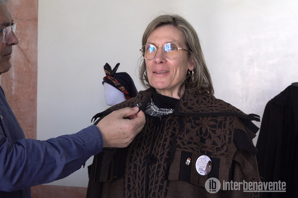 La alcaldesa de Miranda do Douro, Elena Barril destaca  el valor cultural de la capa y refuerza los lazos con Benavente