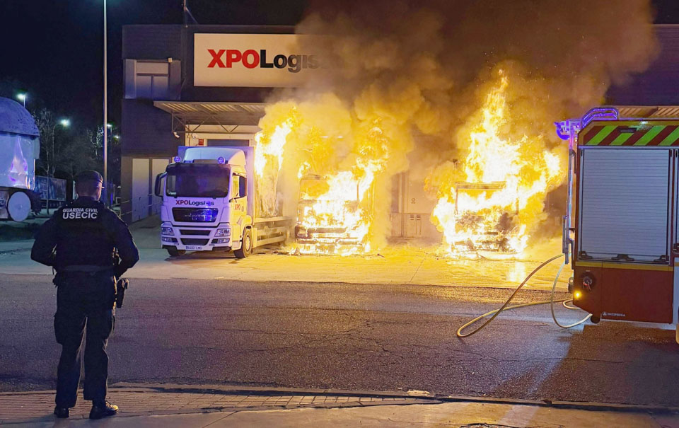 Seis camiones calcinados por el fuego en el Centro de Transportes de Benavente