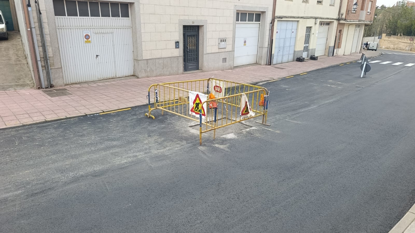 IU critica la gesti&oacute;n del Equipo de Gobierno tras levantar parte de la Calle Tejares despu&eacute;s de pavimentarla