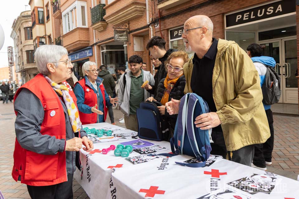 Cruz Roja Benavente se suma al 8M con una acción a pie de calle para visibilizar la sobrecarga que soportan las mujeres