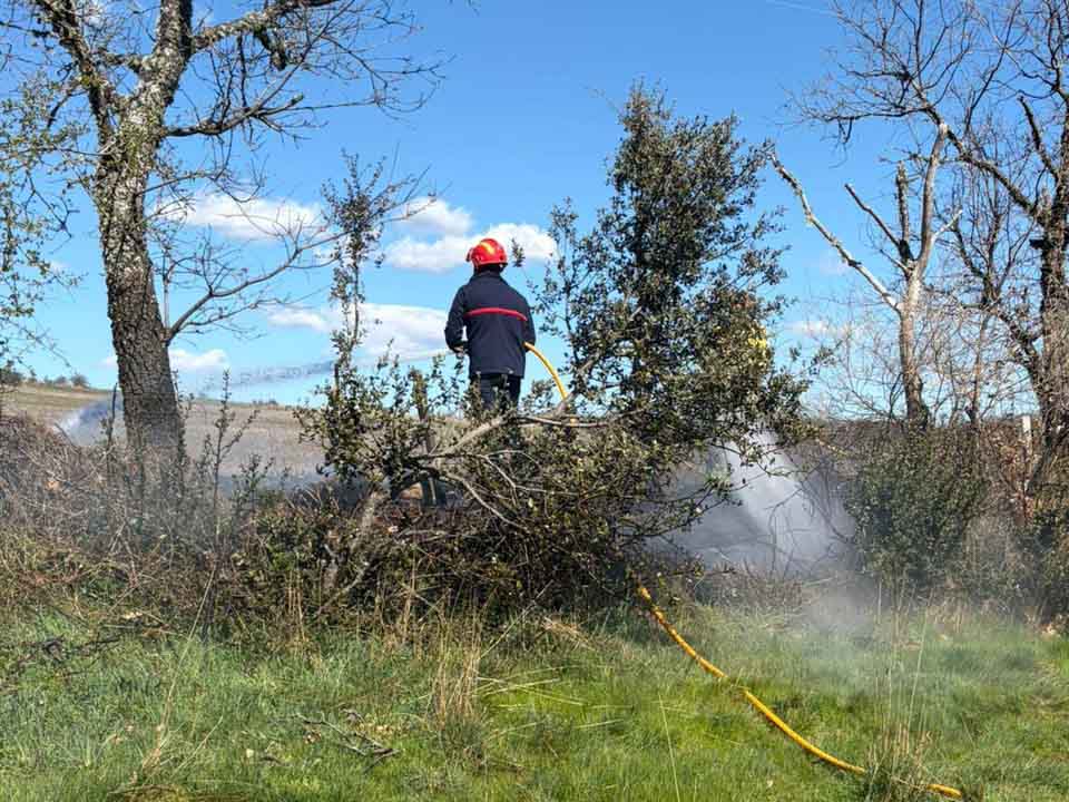 Una rápida intervención evita daños mayores en un incendio junto a la gasolinera de Sejas de Aliste