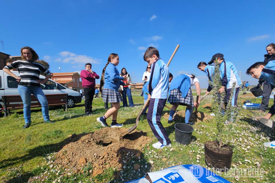 Alumnos de San Vicente de Paúl celebran el Día del Árbol con un taller ambiental y una plantación en una nueva zona ajardinada