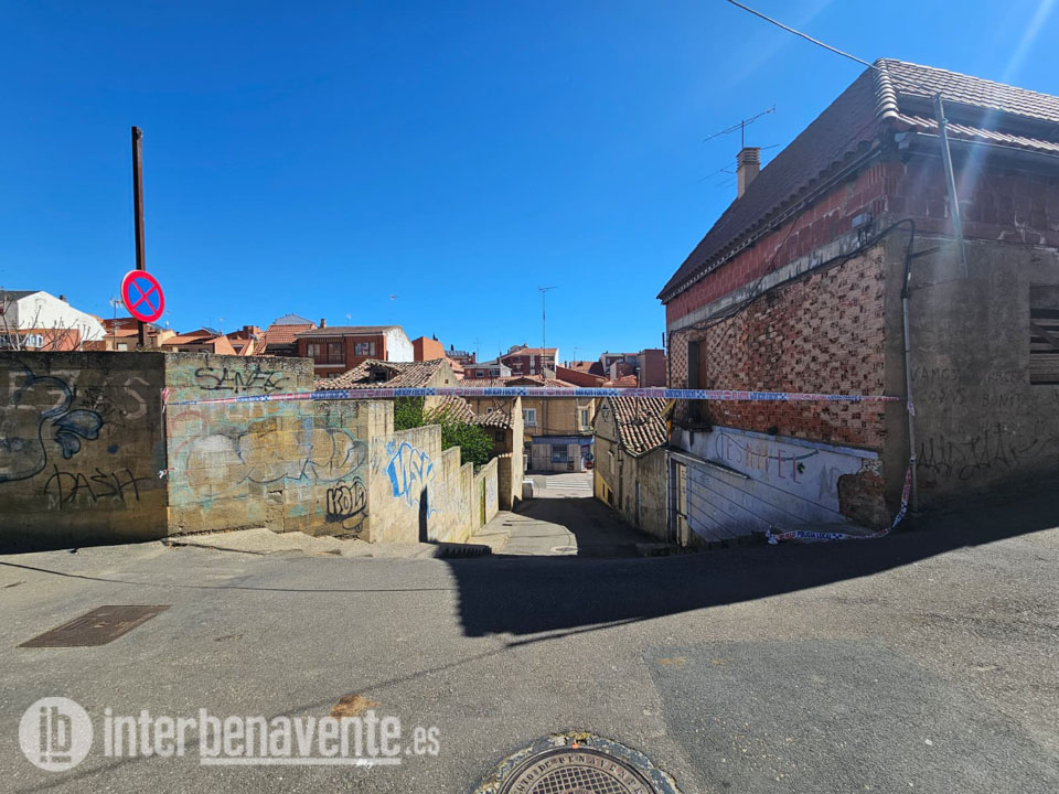 Prohibida la circulaci&oacute;n y estacionamiento en la Calle Traves&iacute;a de San Juli&aacute;n por la situaci&oacute;n de ruina de un edificio