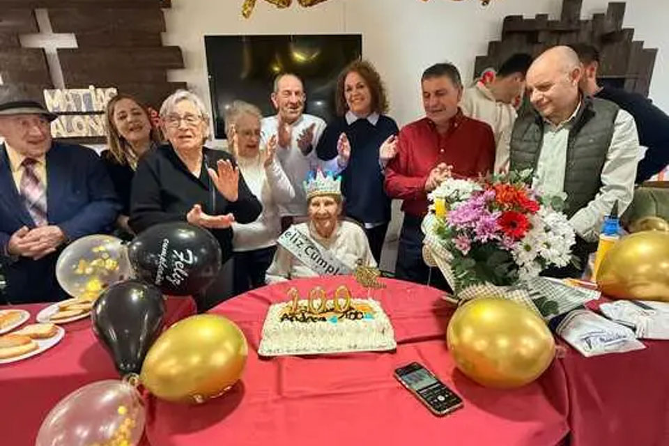 Andrea, panadera en la Granja de Moreruela, cumple 100 años entre poesías y libros de medicina