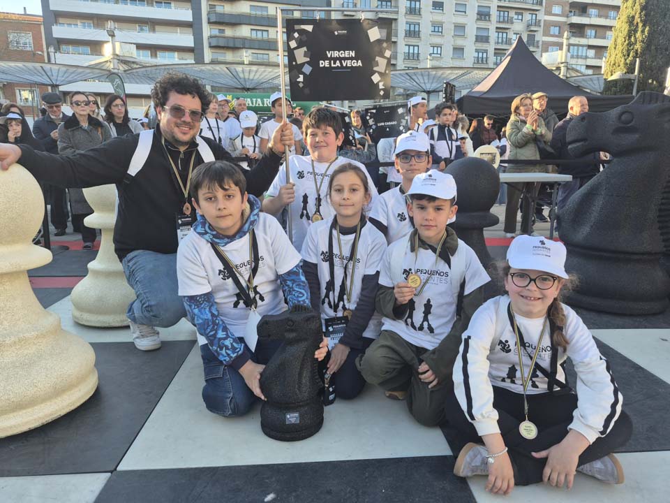 Los &ldquo;peque&ntilde;os gigantes&rdquo; ajedrecistas del Virgen de la Vega logran un tercer puesto y  el pase internacional