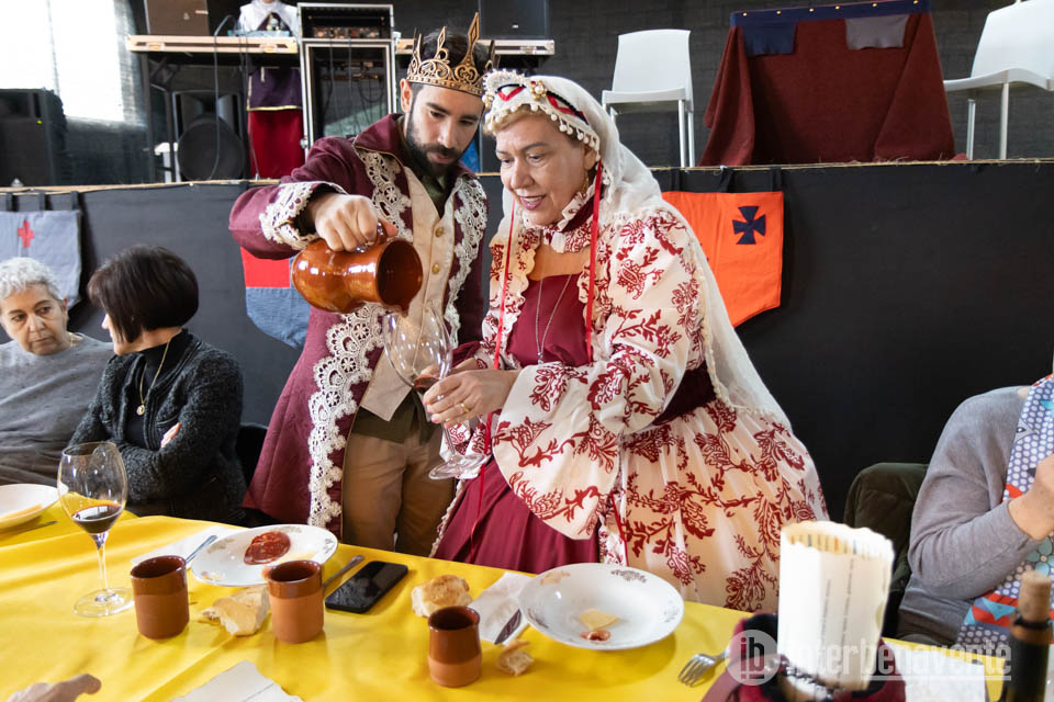La solidaridad  reuni&oacute; en Santa Cristina casi un centenar de personas en su Comida Medieval
