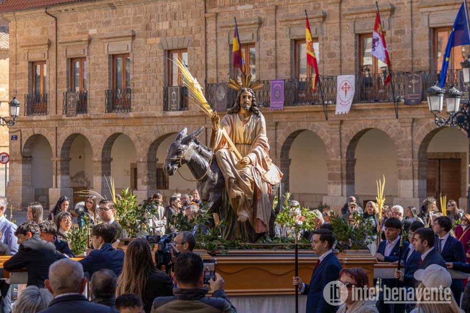 Los ni&ntilde;os gu&iacute;an a Jes&uacute;s en la Borriquita en la Procesi&oacute;n de las Palmas de Benavente