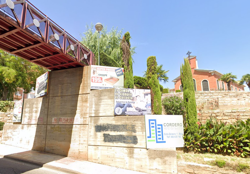 El Ayuntamiento ultima la tramitaci&oacute;n para recuperar el espacio publicitario bajo la pasarela de la Cuesta del Hospital