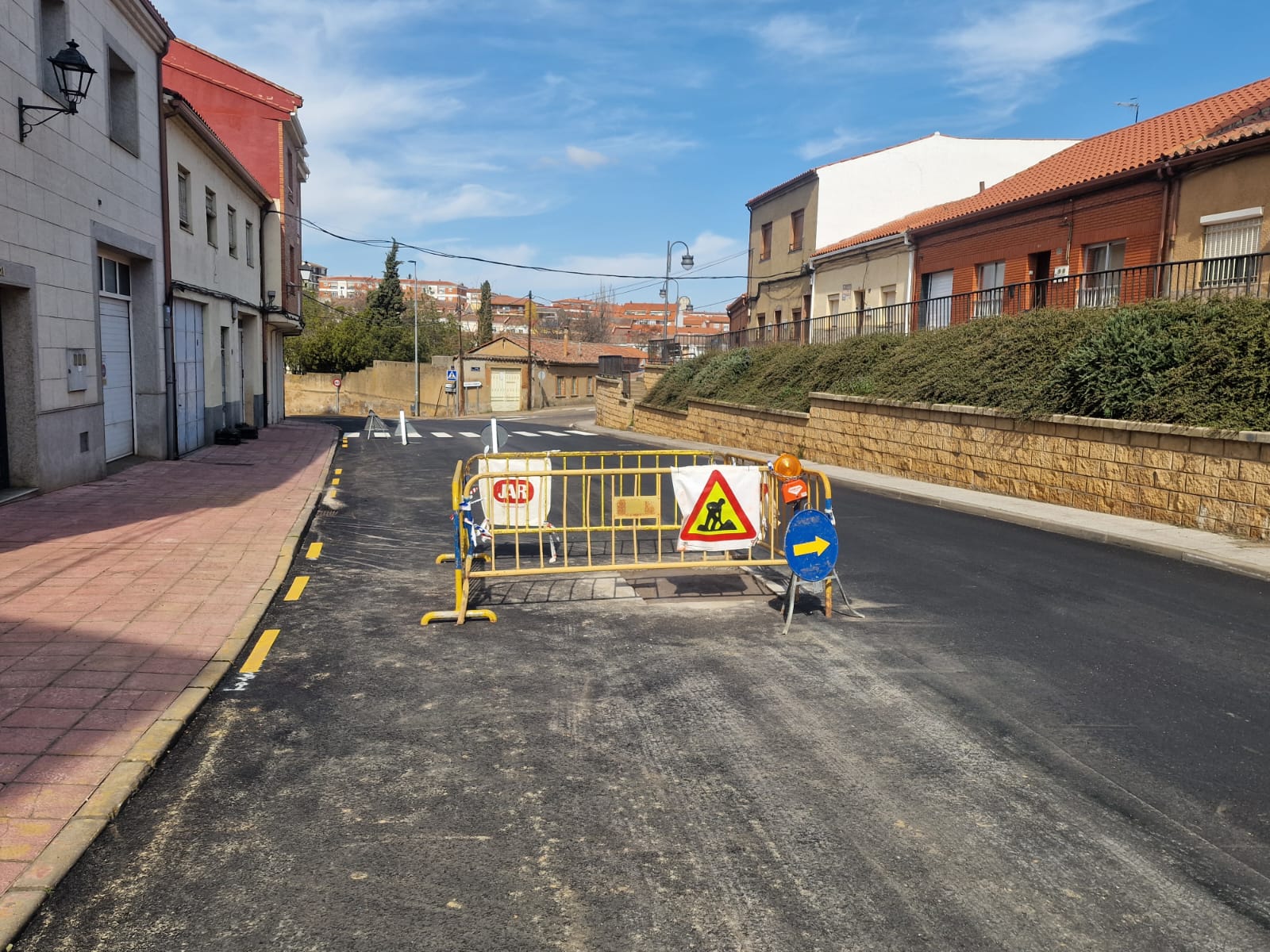 El PSOE de Benavente denuncia falta de planificaci&oacute;n al pavimentar la calle Tejares sin renovar previamente las tuber&iacute;as