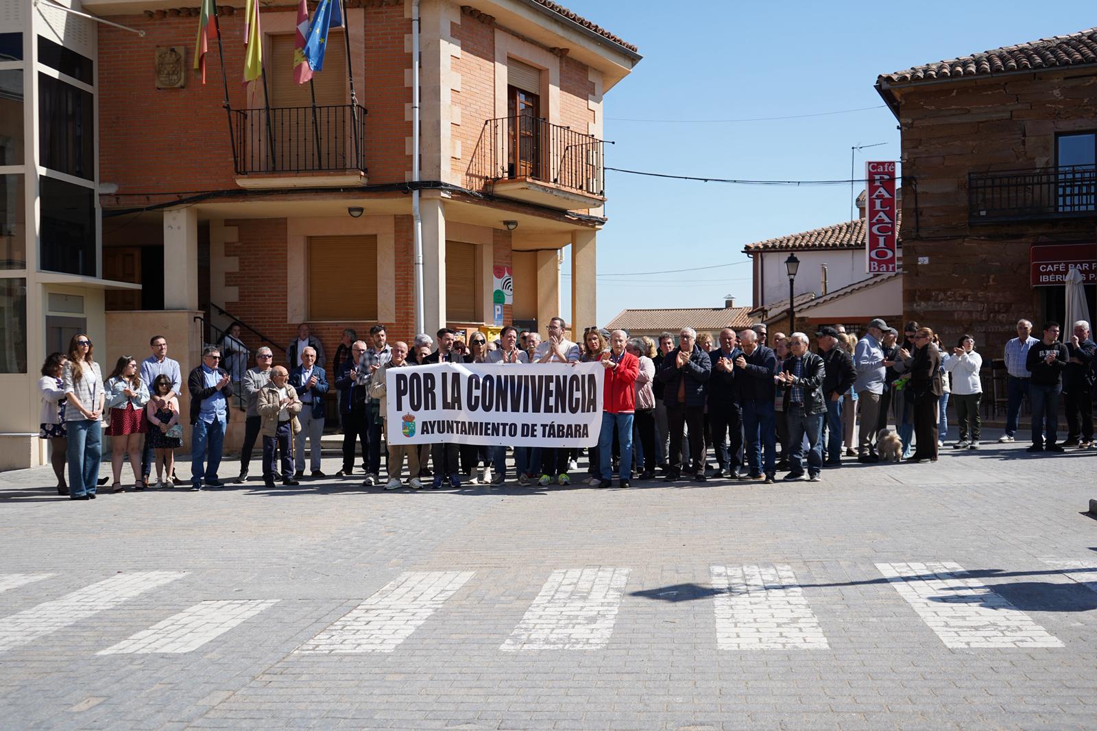 T&aacute;bara se concentra para pedir &ldquo;convivencia&rdquo; tras la agresi&oacute;n a un militante del PSOE