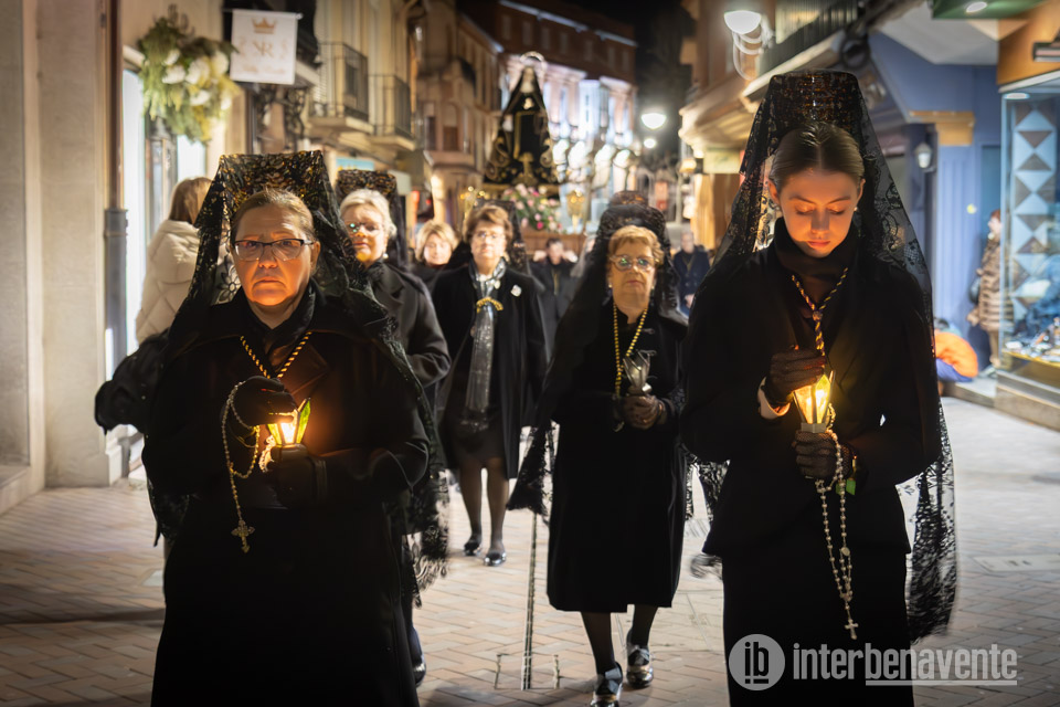 La cofrad&iacute;a de Jes&uacute;s Nazareno cumple con la procesi&oacute;n del Viernes de Dolores en Benavente