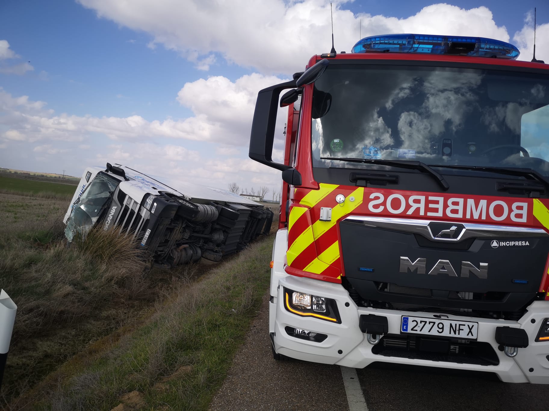 Bomberos de Benavente excarcelan al conductor tras el vuelco de su camión frigorífico en Villárdiga