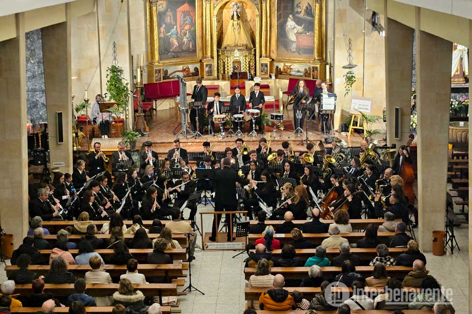 La Banda de M&uacute;sica Maestro Lupi emociona con su viaje musical por la Pasi&oacute;n en la iglesia del Carmen de Benavente