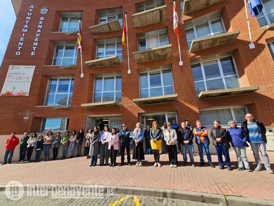 Benavente se une al minuto de silencio por las tres mujeres asesinas por violencia machista en Miranda de Ebro