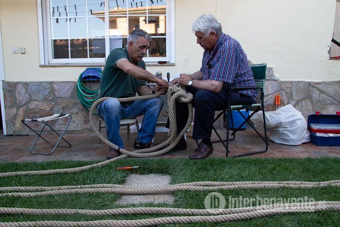 Justo ( a la drecha) trenzando la maroma del Toro Enmaromado