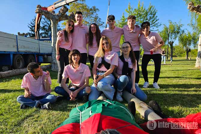 Los Quintos 2024 en Santa Cristina de la Polvorosa iniciaron sus fiestas levantando la viga